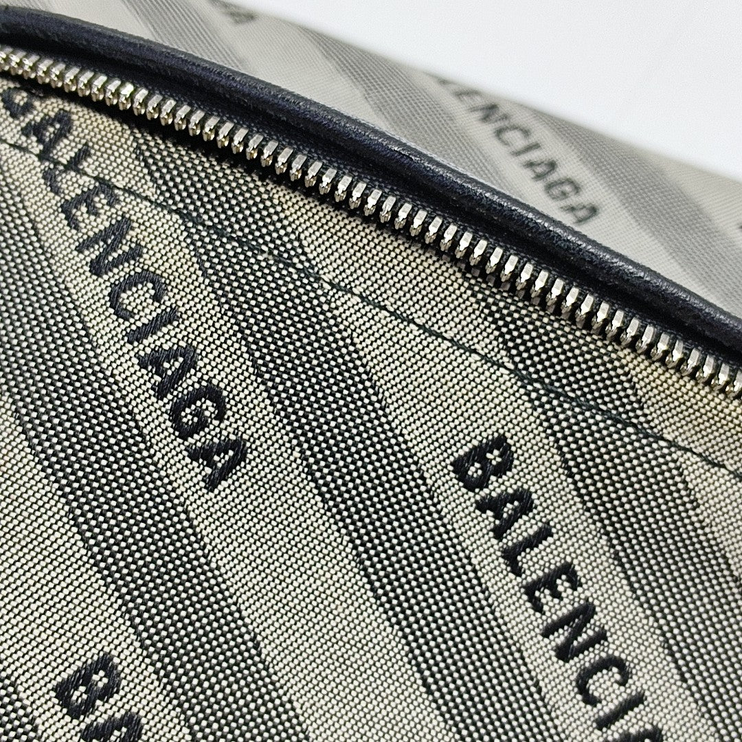 Souvenirs Canvas Gray
