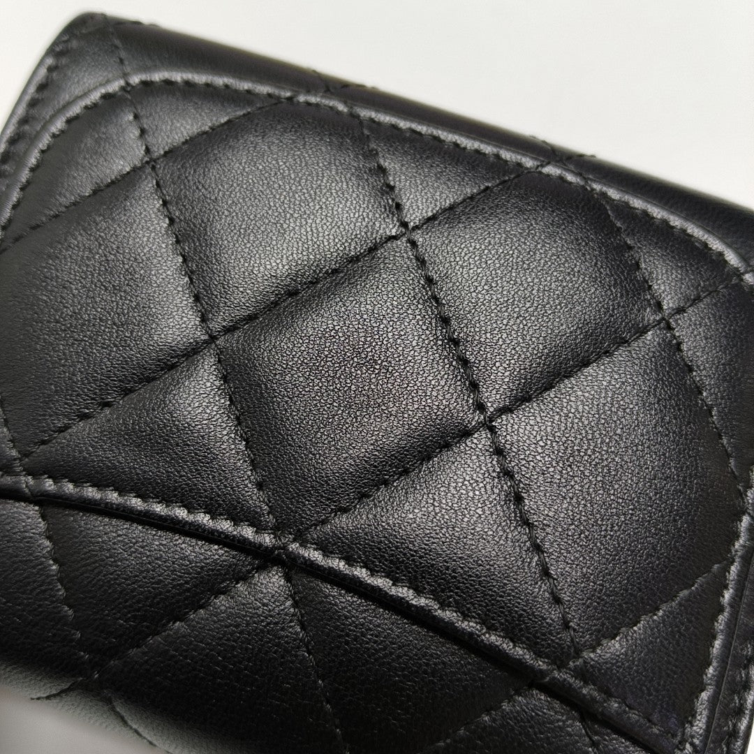 Authenticated pre-owned  CLASSIC FLAP Quilted Lambskin Black - Crossbody Bag at Looply
