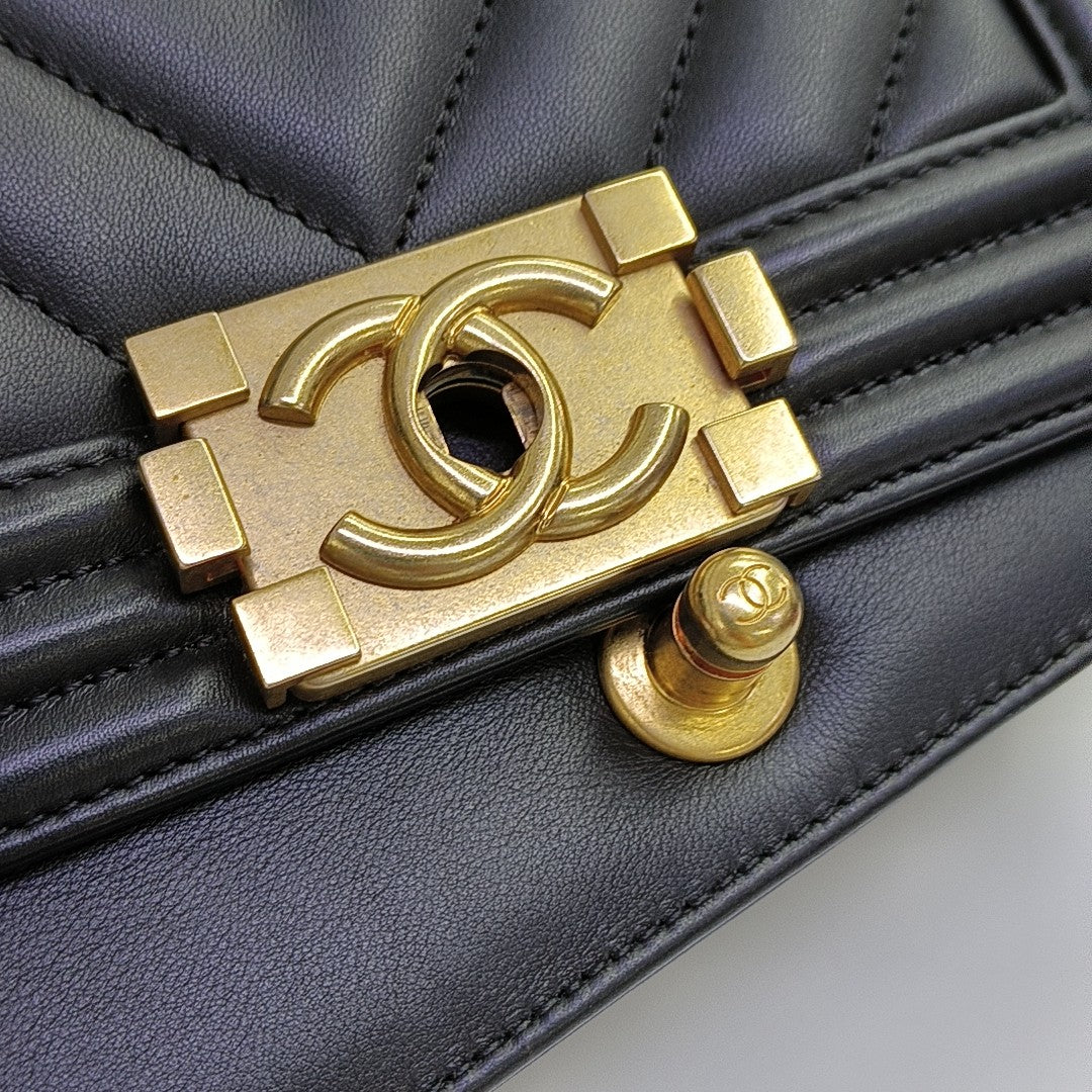 BOY CHANEL Piel de becerro Chevron pequeña negra
