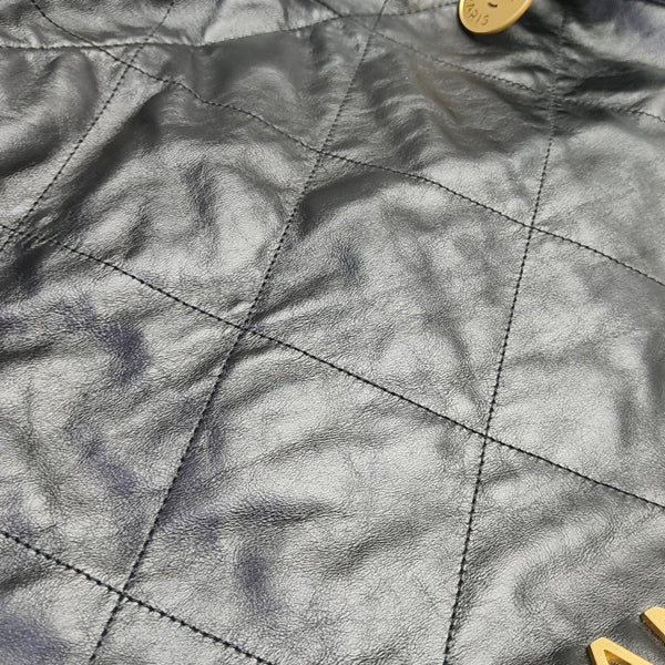 CHANEL 22 Medium Quilted Calfskin Black