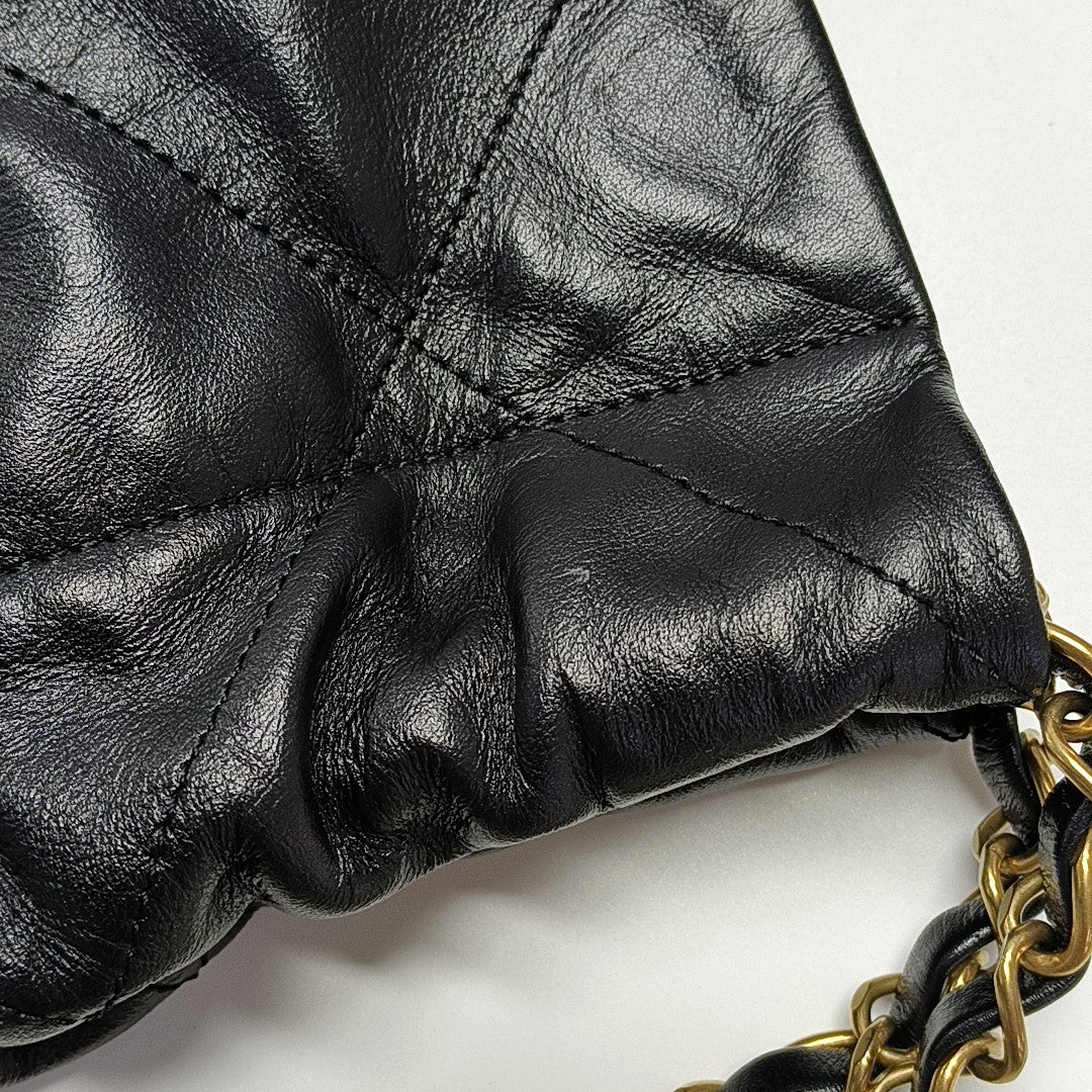 CHANEL 22 Medium Quilted Calfskin Black