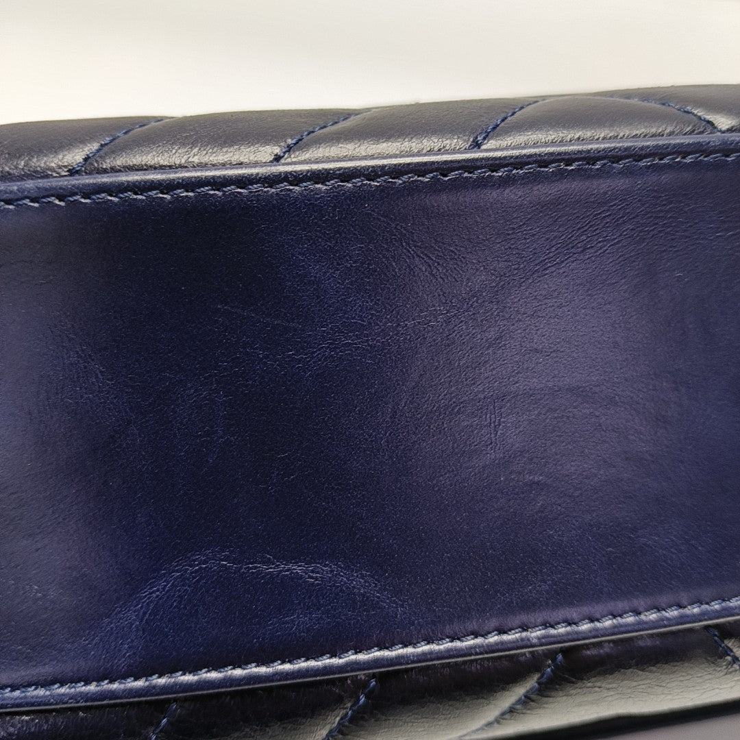 COCO HANDLE Chevron pequeño, Piel de becerro acolchada azul