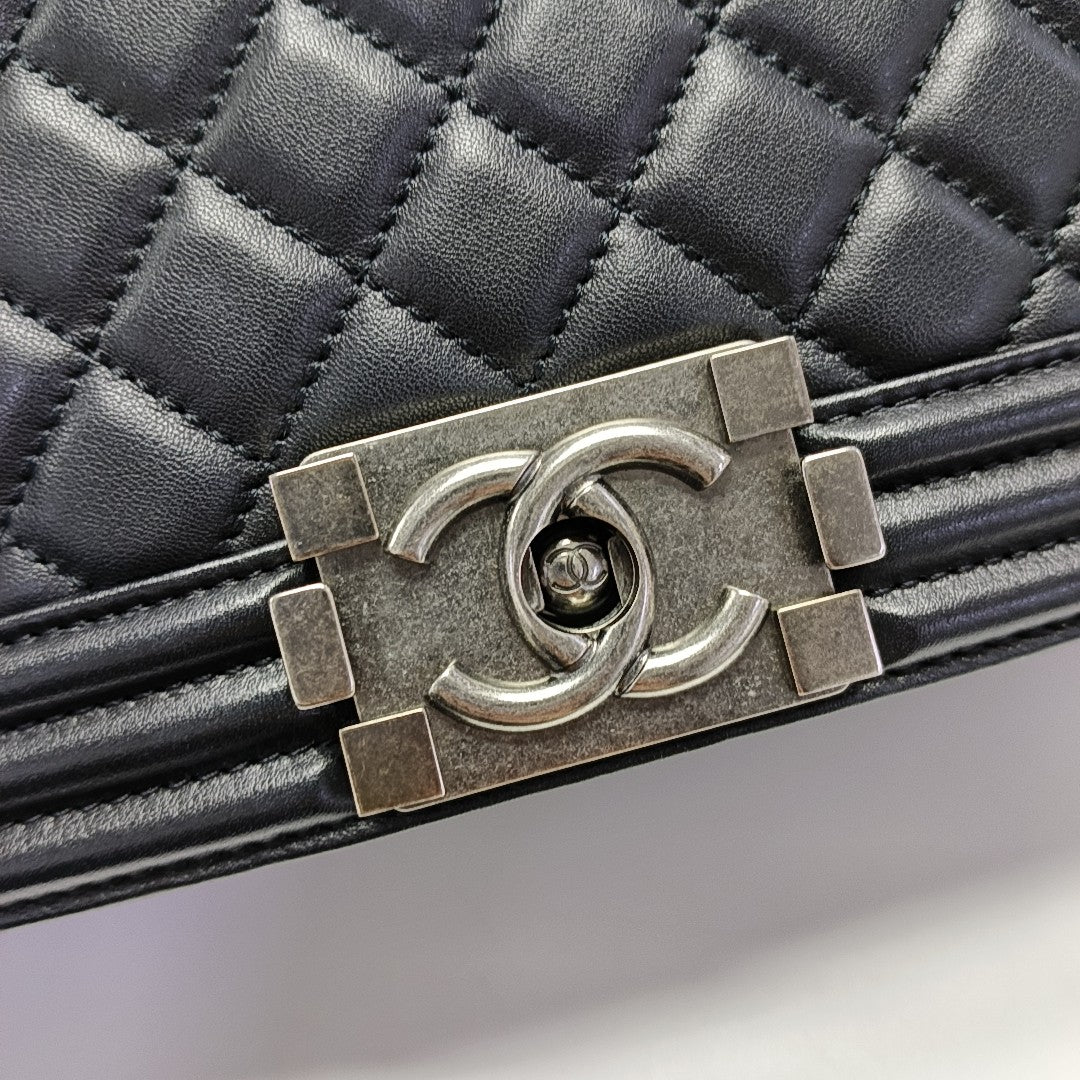 BOY CHANEL Medium Quilted Calfskin Black