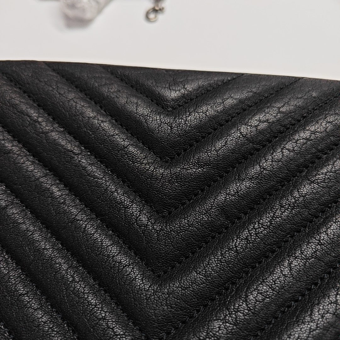 COLLEGE Chevron Lambskin Black