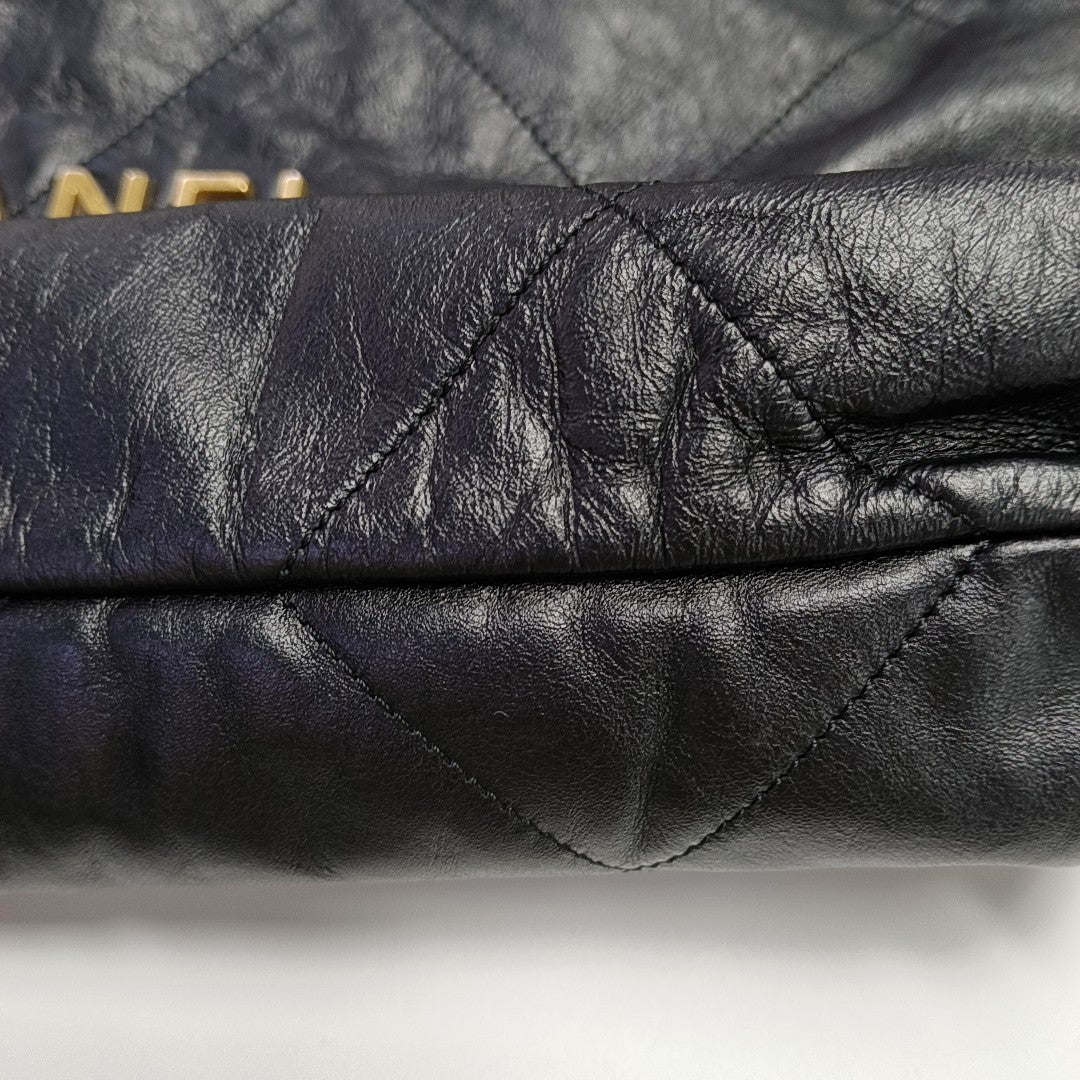 CHANEL 22 Medium Quilted Calfskin Black