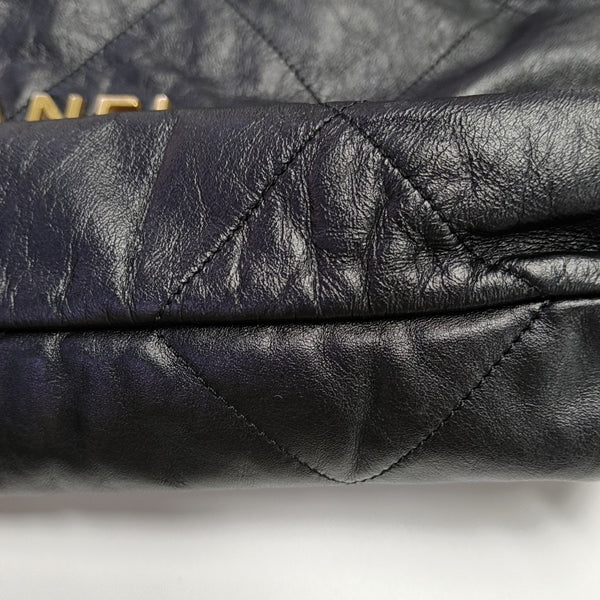 CHANEL 22 Medium Quilted Calfskin Black