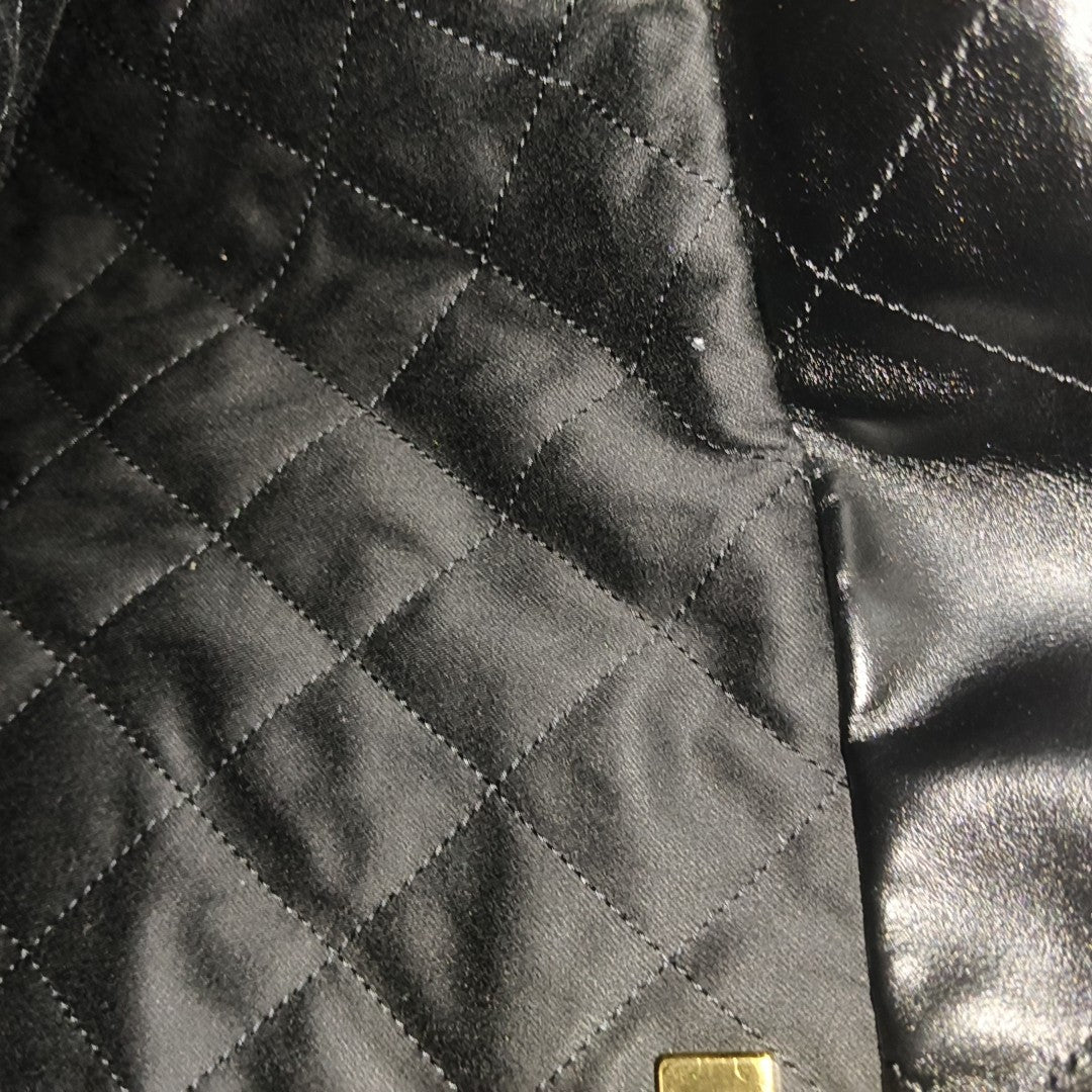 CHANEL 22 Medium Quilted Calfskin Black