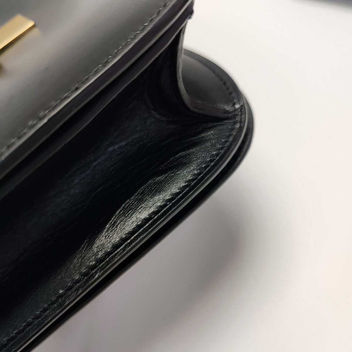 CLASSIC BOX Medium Calfskin Black