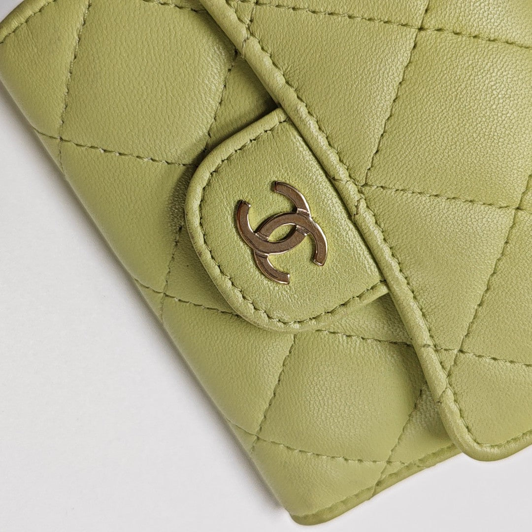 Cartera Clásica con Solapa de Piel de Cordero Acolchada Verde