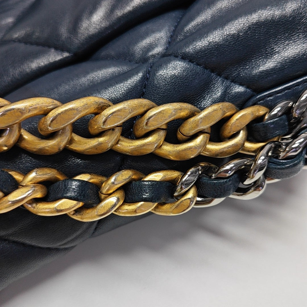 CHANEL 19 Pequeño Piel de Cordero Acolchada Azul