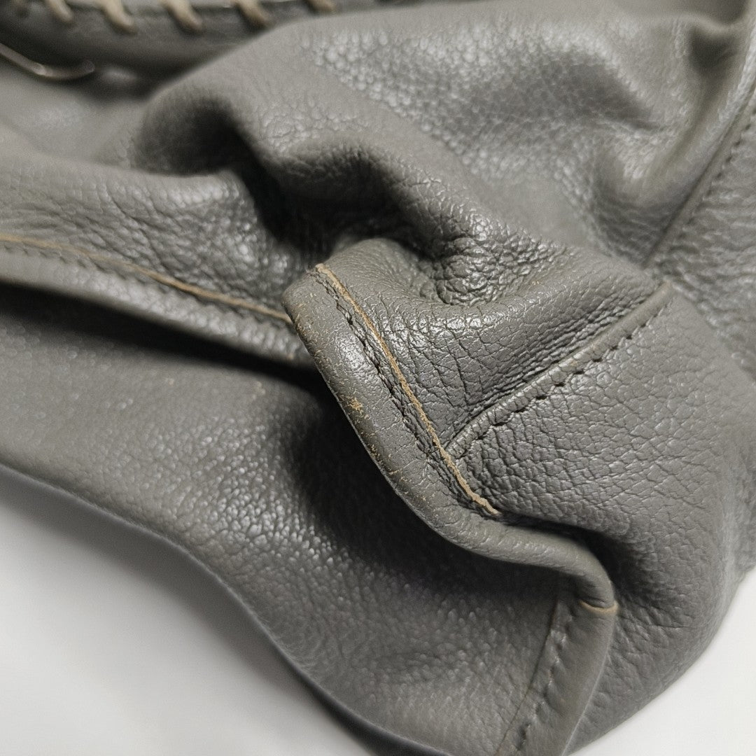 Bolso Classic Metallic Edge City Mediano de Piel de Cordero Gris