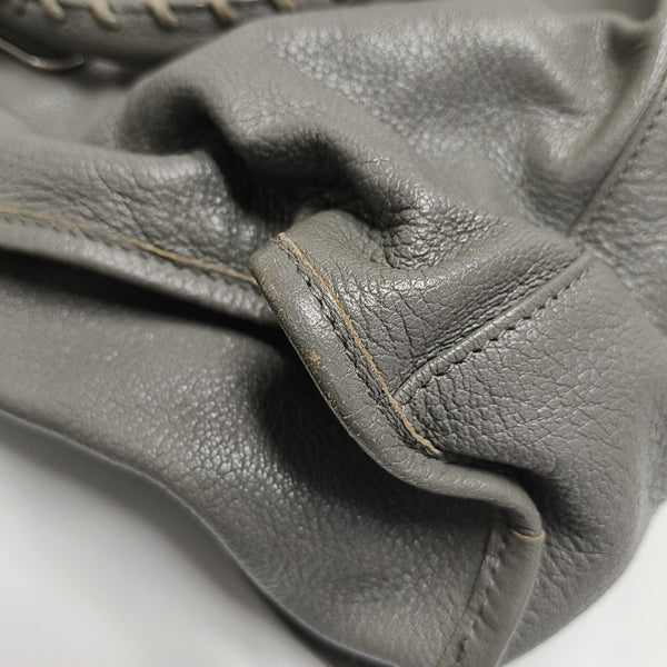 Bolso Classic Metallic Edge City Mediano de Piel de Cordero Gris