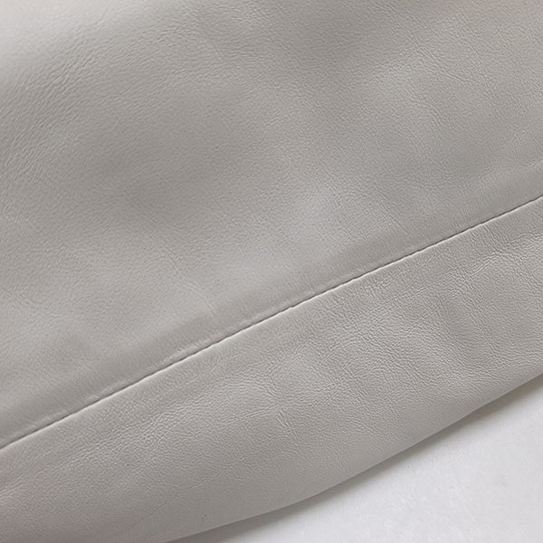 El estuche de piel de ternera blanca