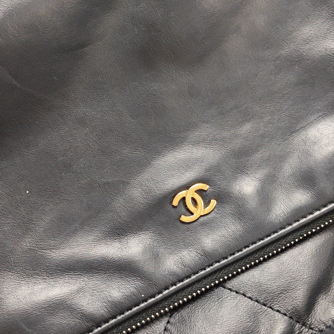 CHANEL 22 Small Quilted Calfskin Black