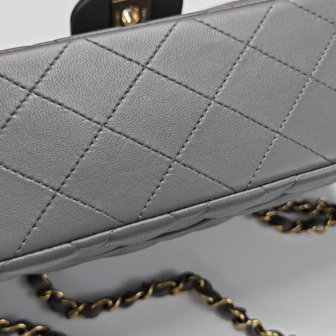 CLASSIC FLAP Medium Quilted Lambskin Gray