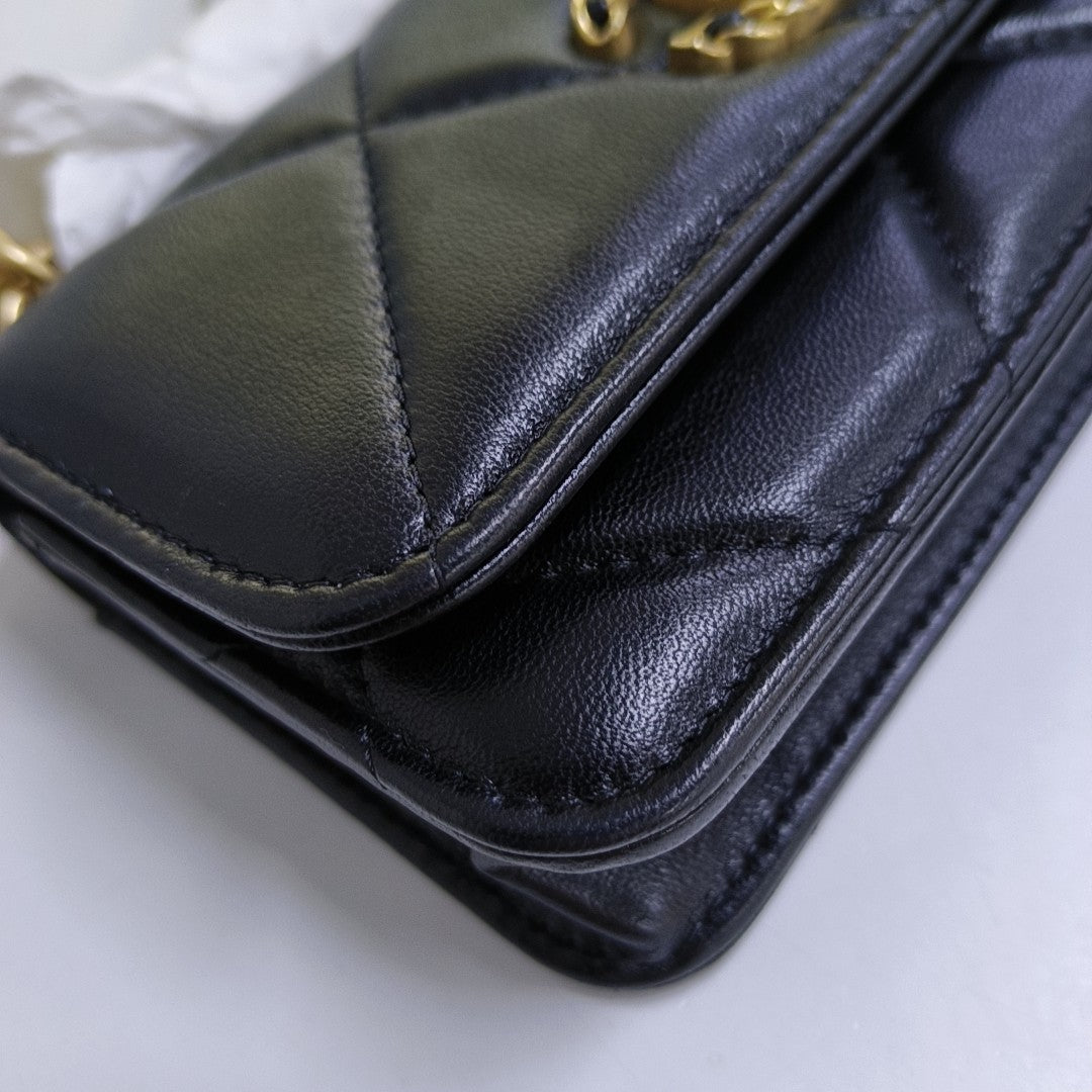 CHANEL 19 WOC Piel de Cordero Acolchada Negra