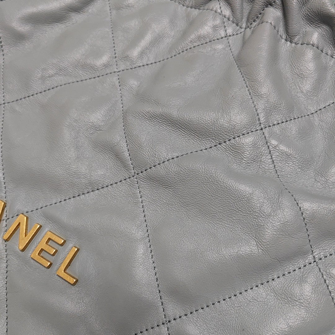 CHANEL 22 Medium Quilted Calfskin Green