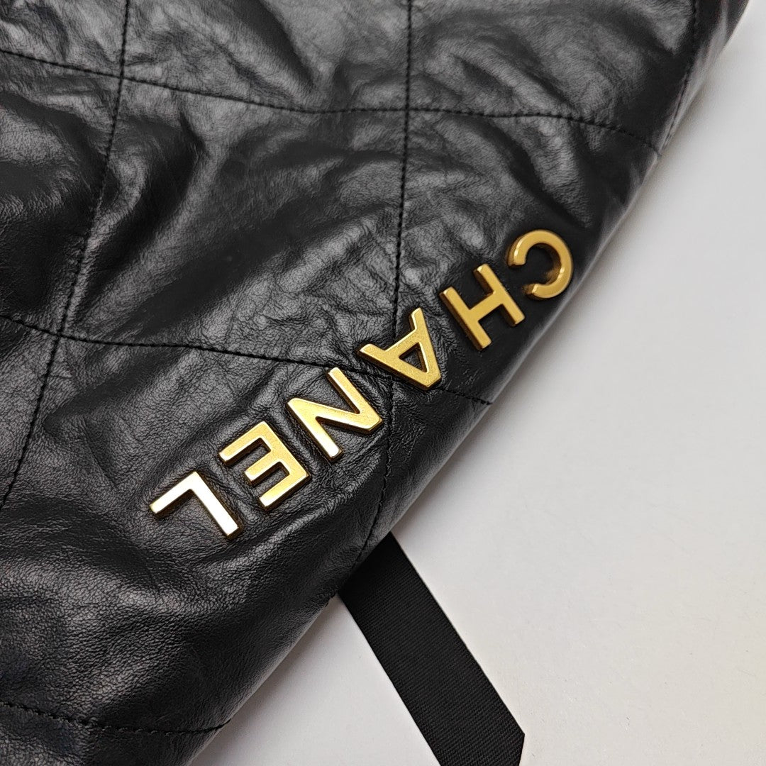 CHANEL 22 Medium Quilted Calfskin Black
