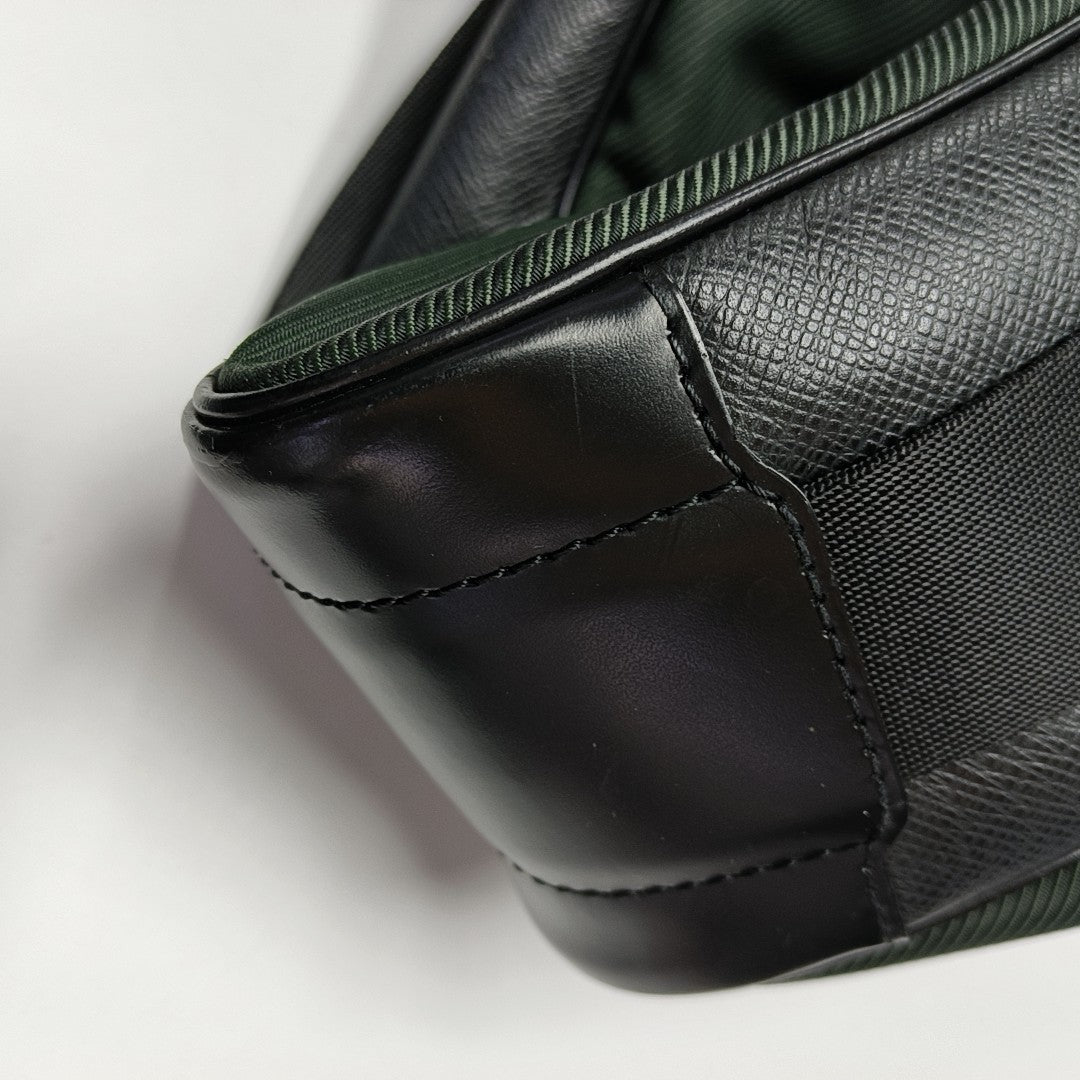 VIKTOR Calfskin Black