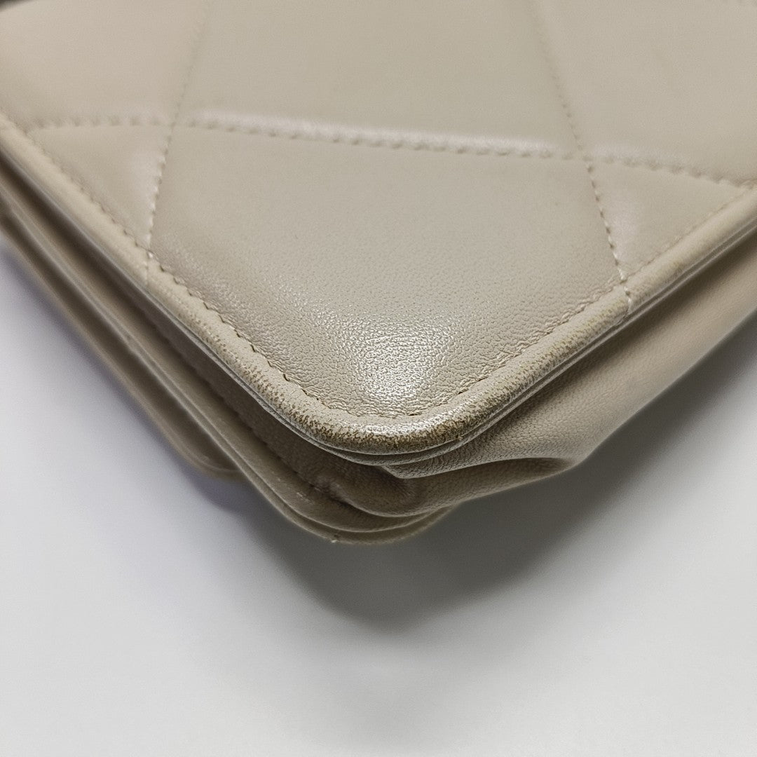 CHANEL 19 WOC Piel de cordero acolchada beige