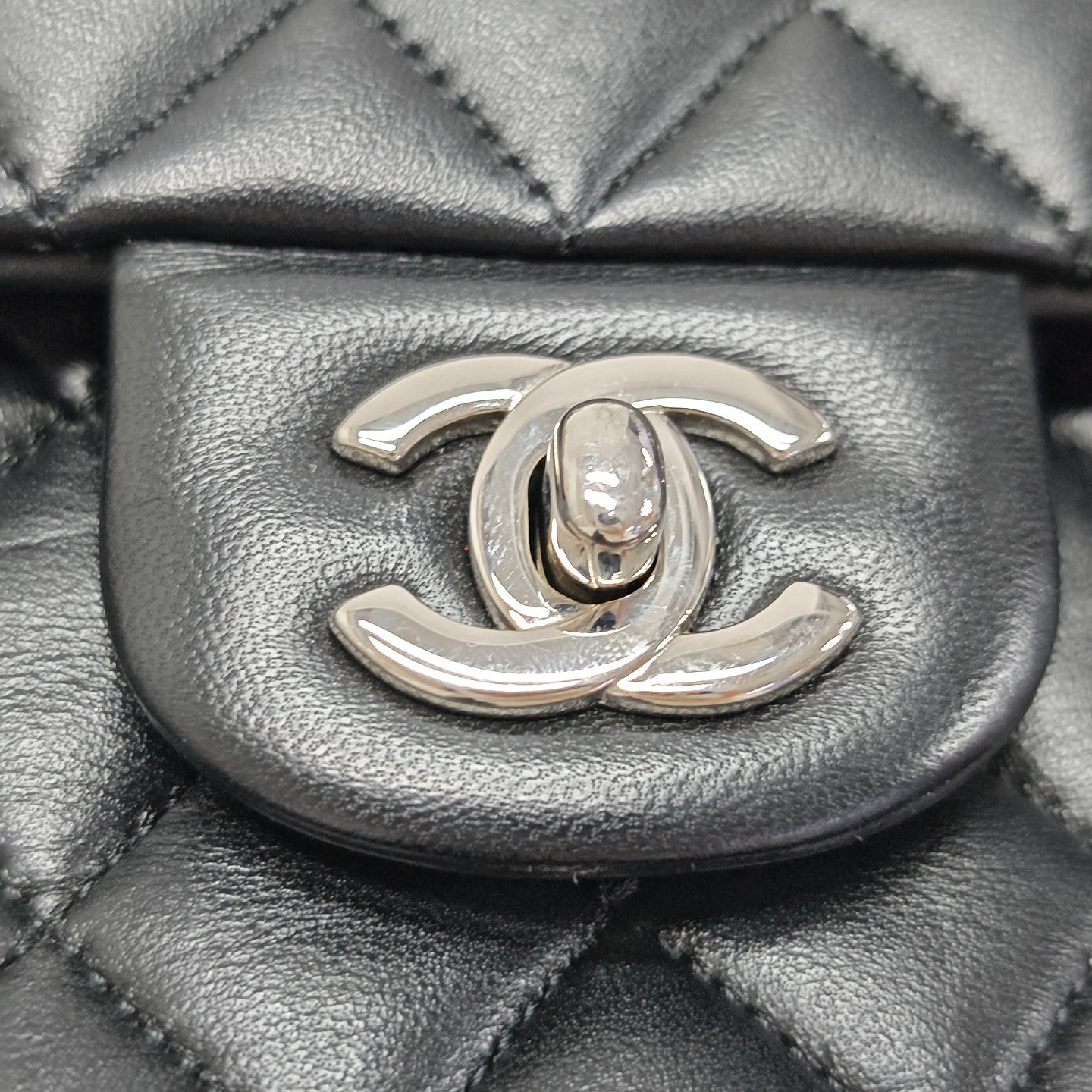 CLASSIC FLAP Medium Quilted Lambskin Black