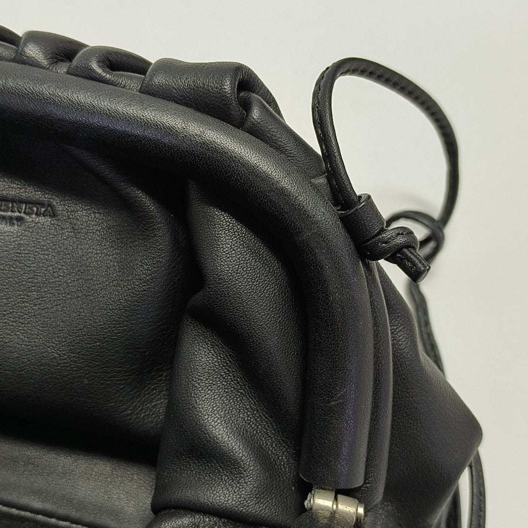 The Pouch Mini Piel de Becerro Negra