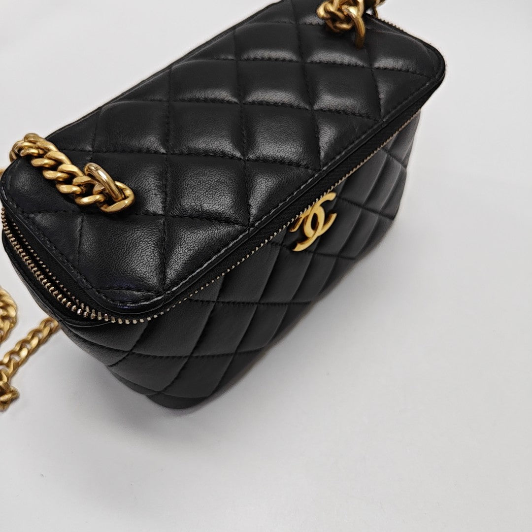 VANITY CASE Medium Quilted Lambskin Black
