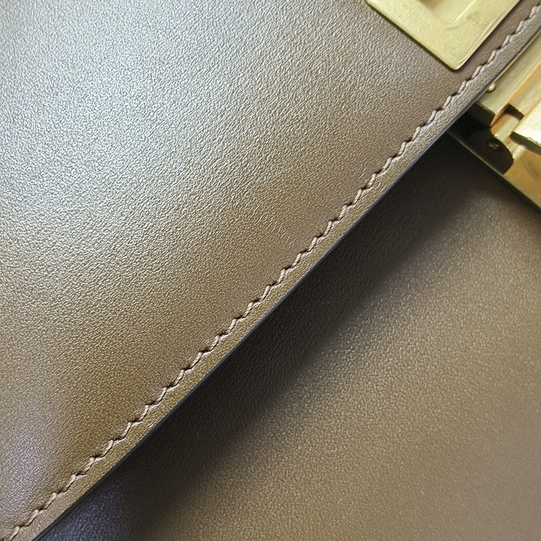 CLASSIC BOX Medium Calfskin Brown