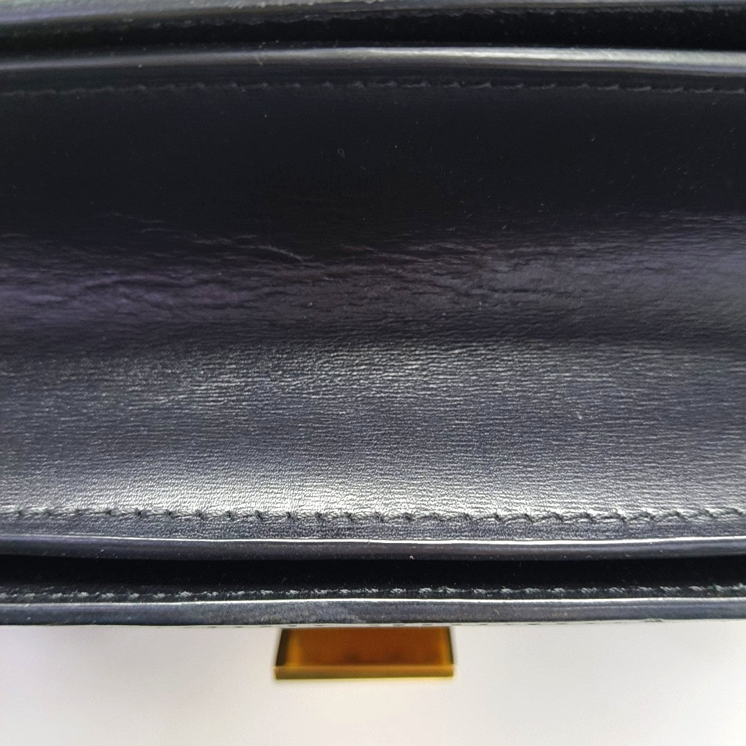 Authenticated pre-owned  CLASSIC BOX Medium Calfskin Black - Crossbody Bag at Looply