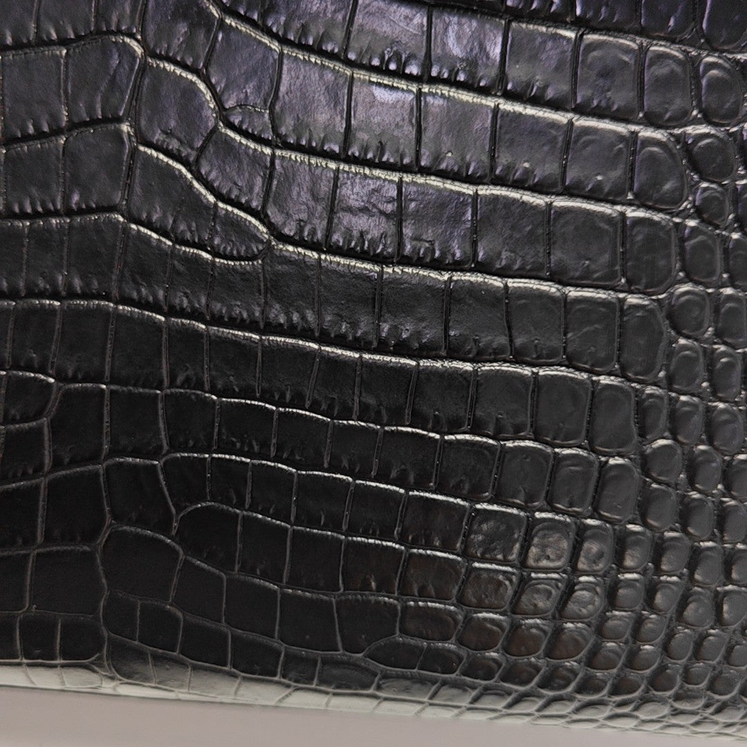 MANHATTAN Medium Calfskin Black