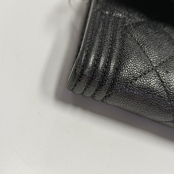 Cartera BOY CHANEL de piel de becerro granulada acolchada negra