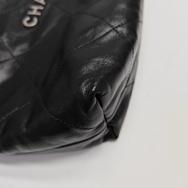 CHANEL 22 Medium Quilted Calfskin Black