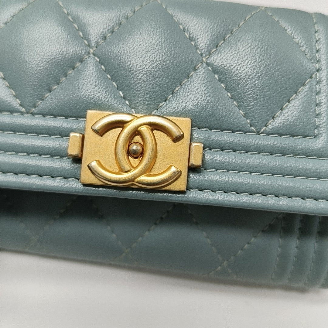 Tarjetero BOY CHANEL acolchado de piel de cordero azul