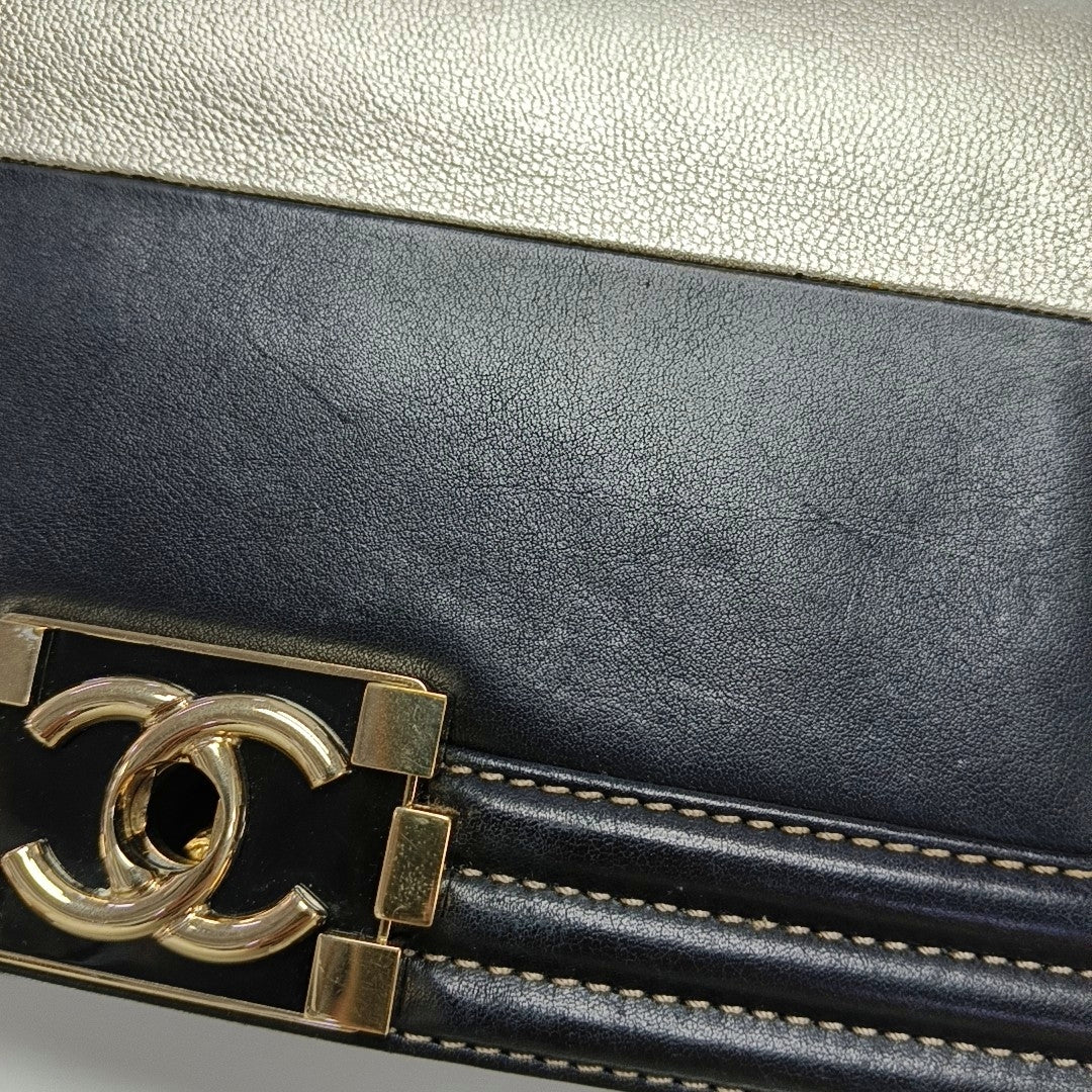 Authenticated pre-owned  BOY CHANEL Medium Calfskin Black - Crossbody Bag at Looply