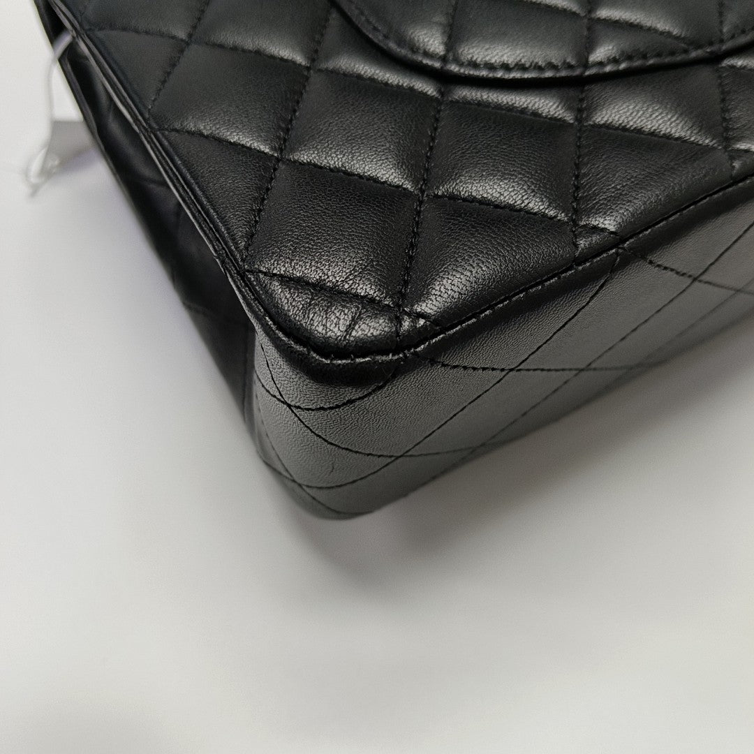 CLASSIC FLAP Medium Quilted Lambskin Black