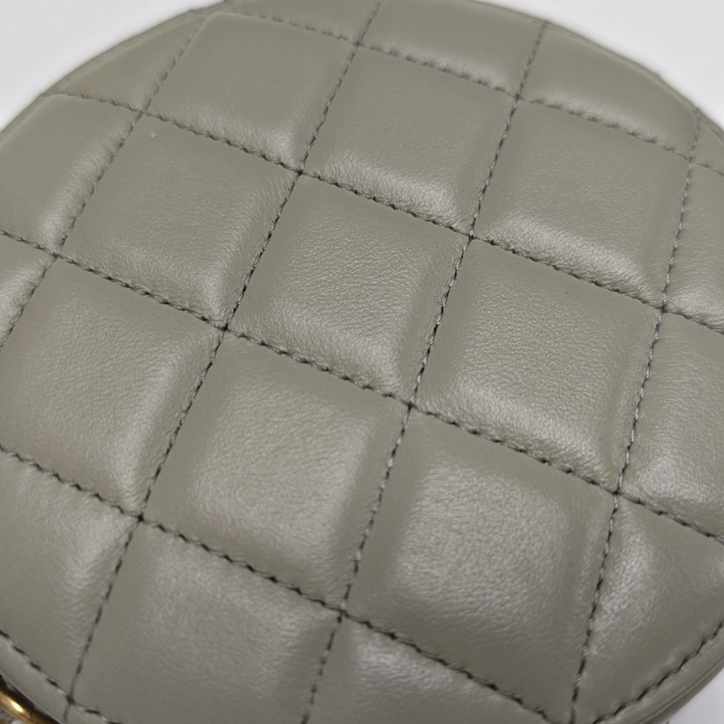 ROUND Quilted Lambskin Gray