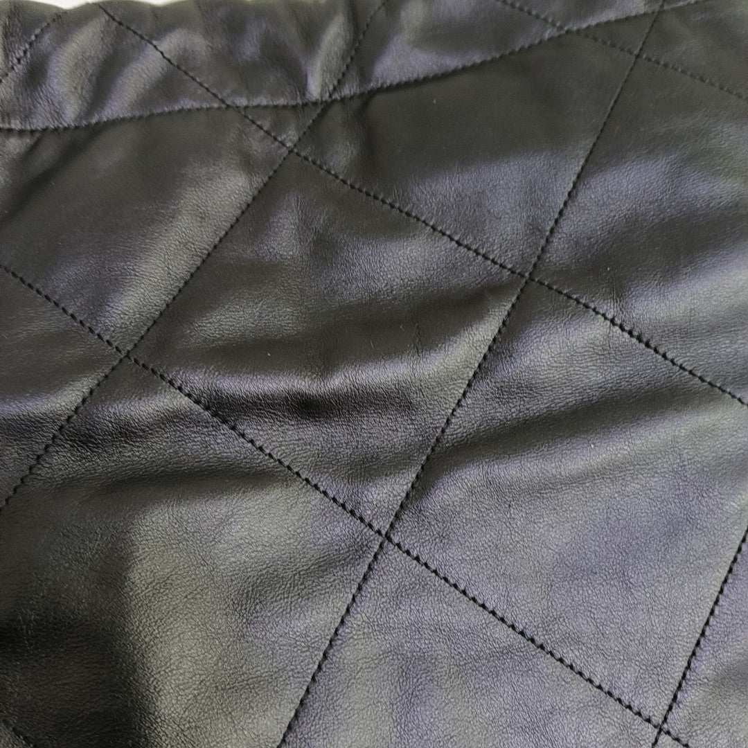 CHANEL 22 Medium Quilted Calfskin Black
