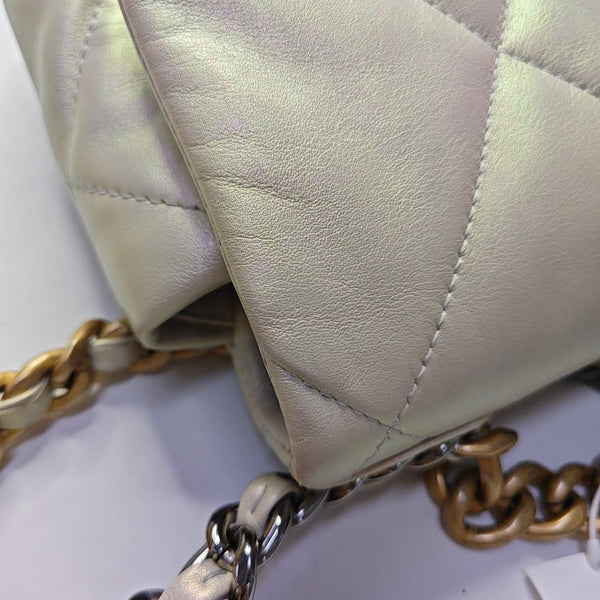 CHANEL 19 Pequeño Piel de Becerro Acolchada Metalizada