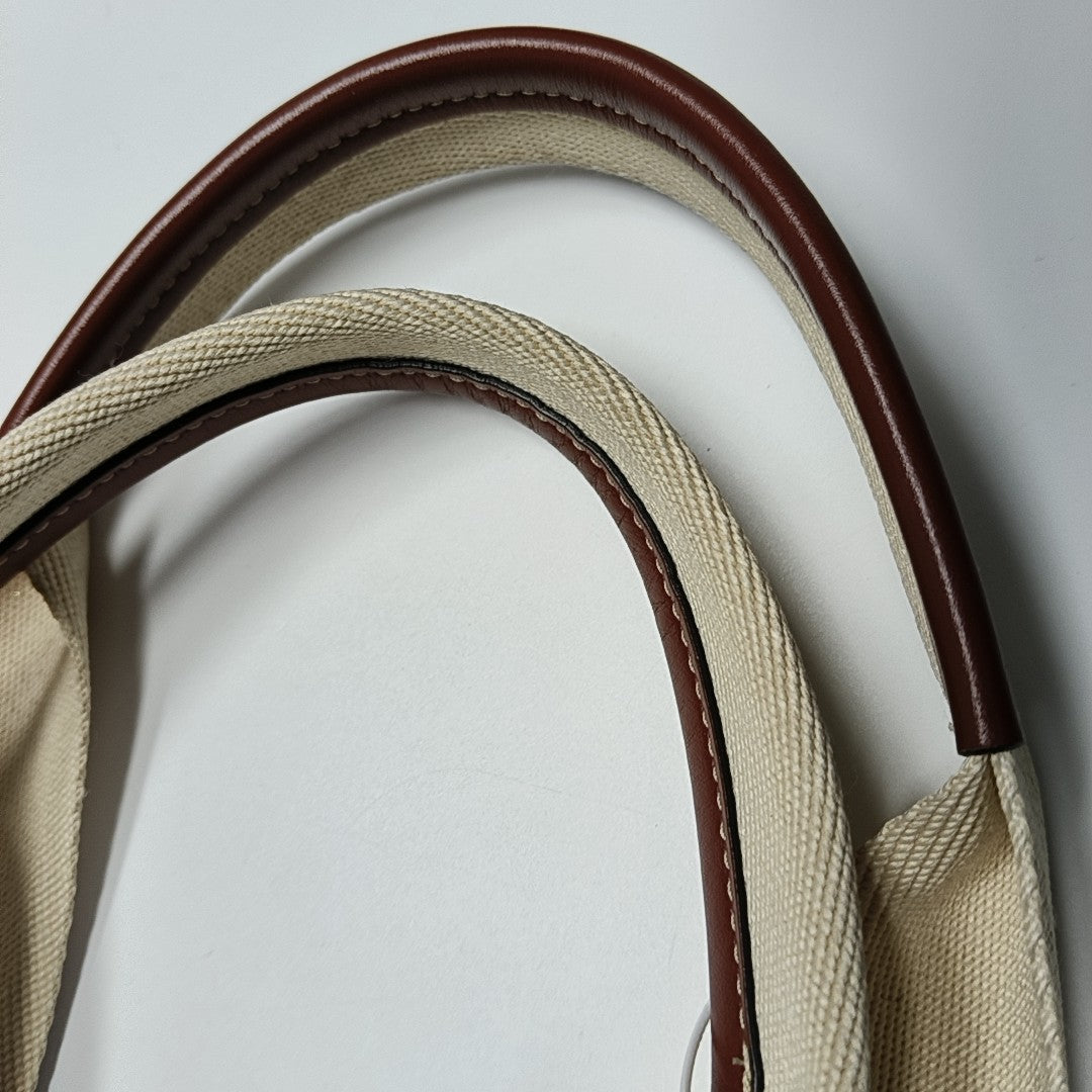 Woody Medium Felt Black