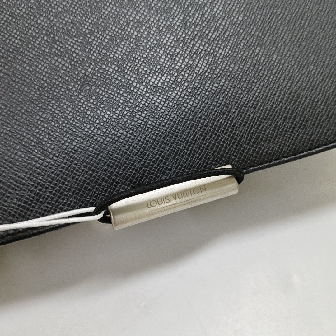 VIKTOR Calfskin Black