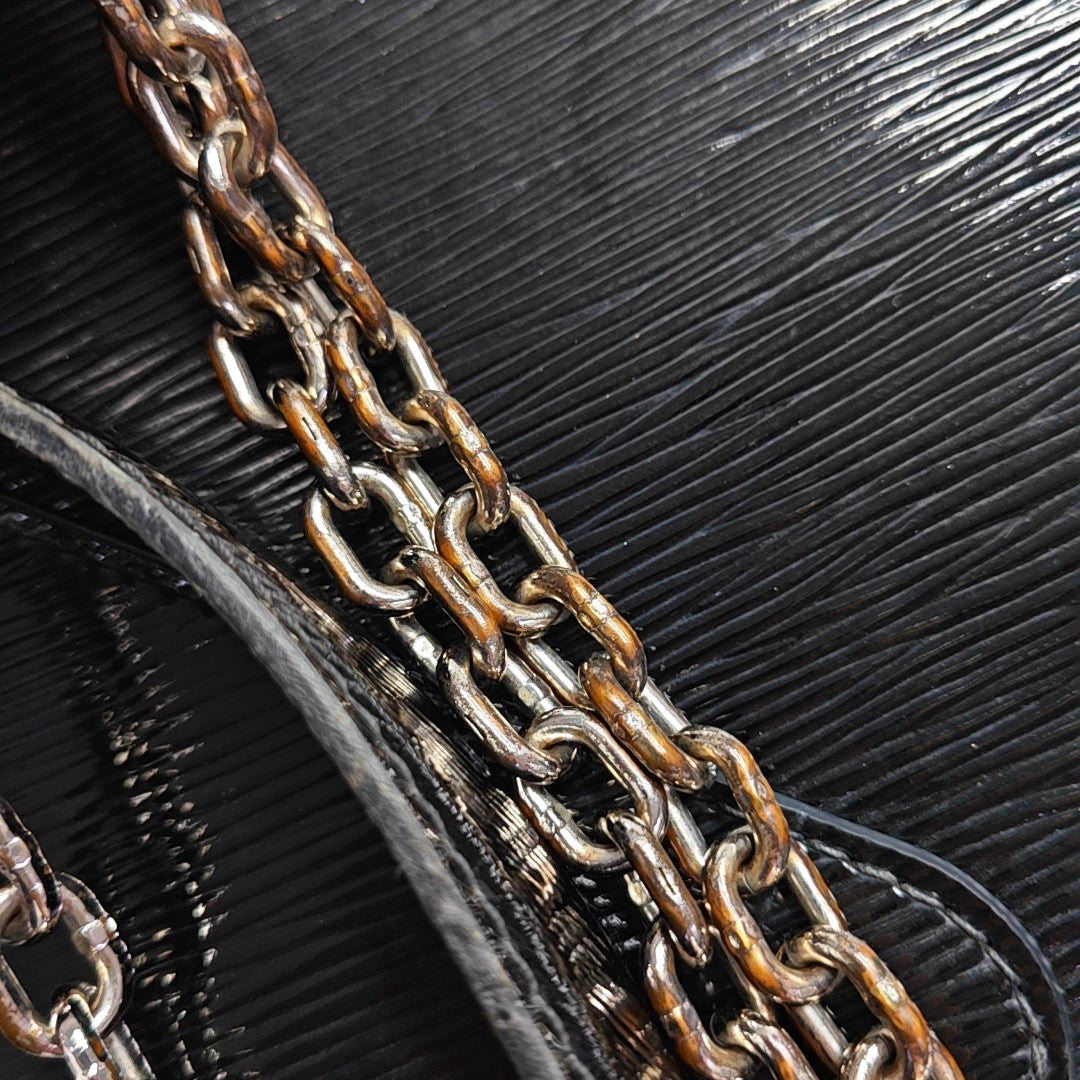 Authenticated pre-owned  Twist MM Epi Black - Shoulder Bag at Looply