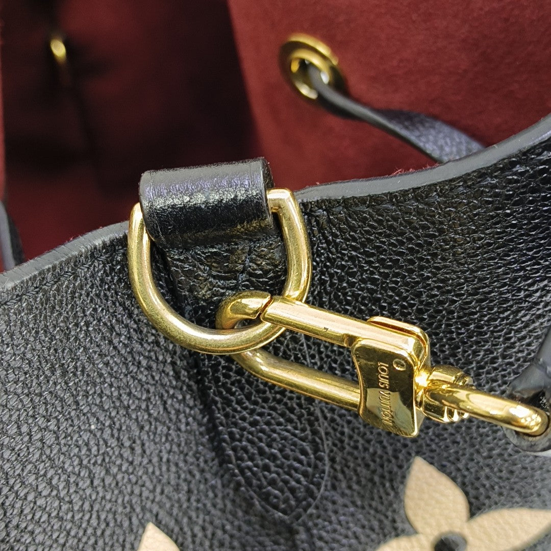 NÉONOÉ MM Calfskin Black