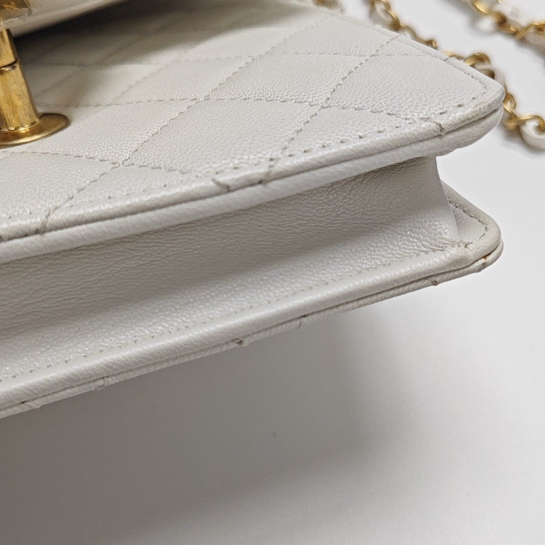 CLASSIC VERTICAL PEARL Small Quilted Lambskin White