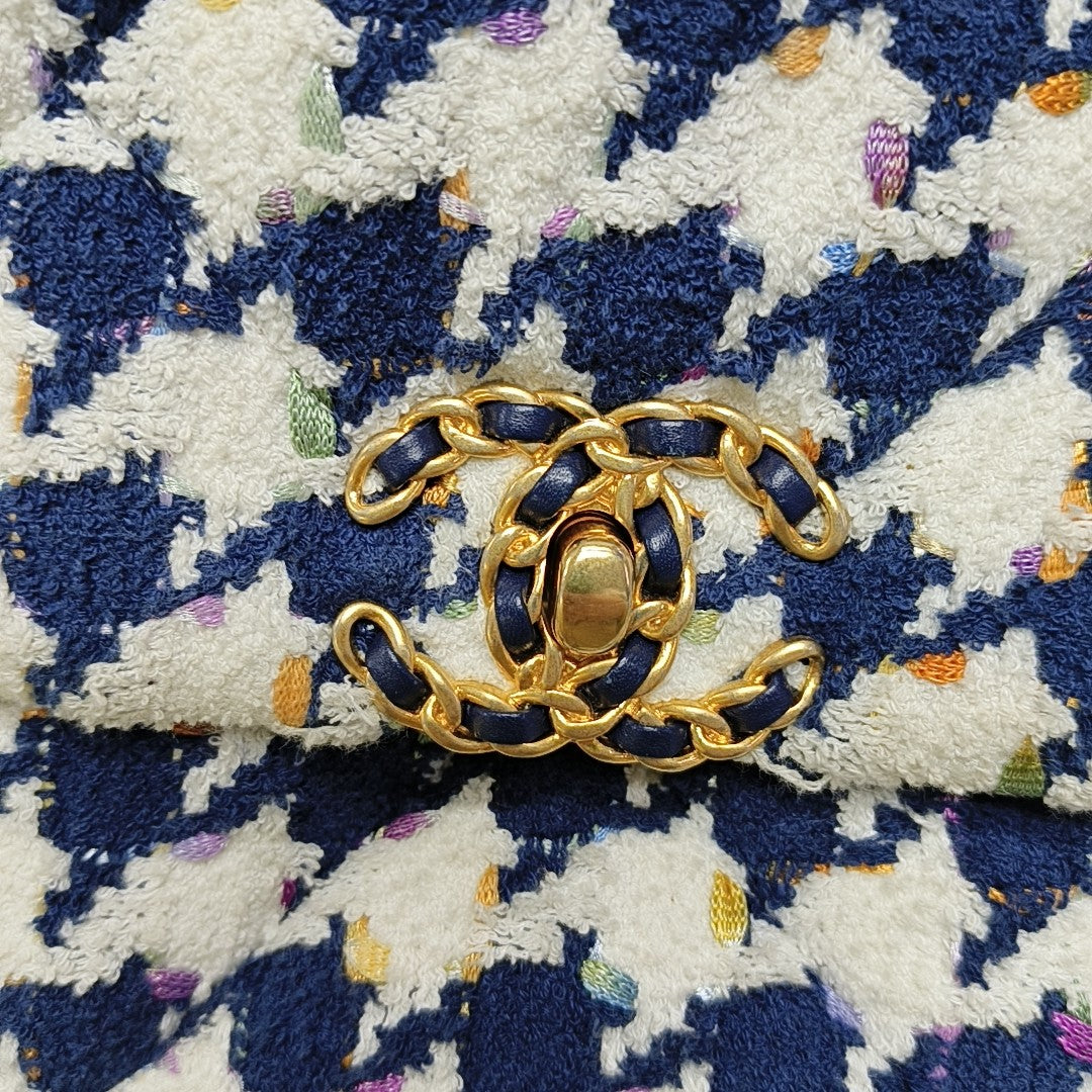 CHANEL 19 Large Quilted Fabric White