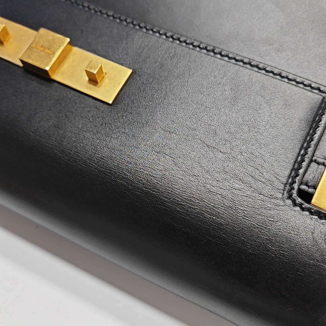 MANHATTAN Medium Calfskin Black
