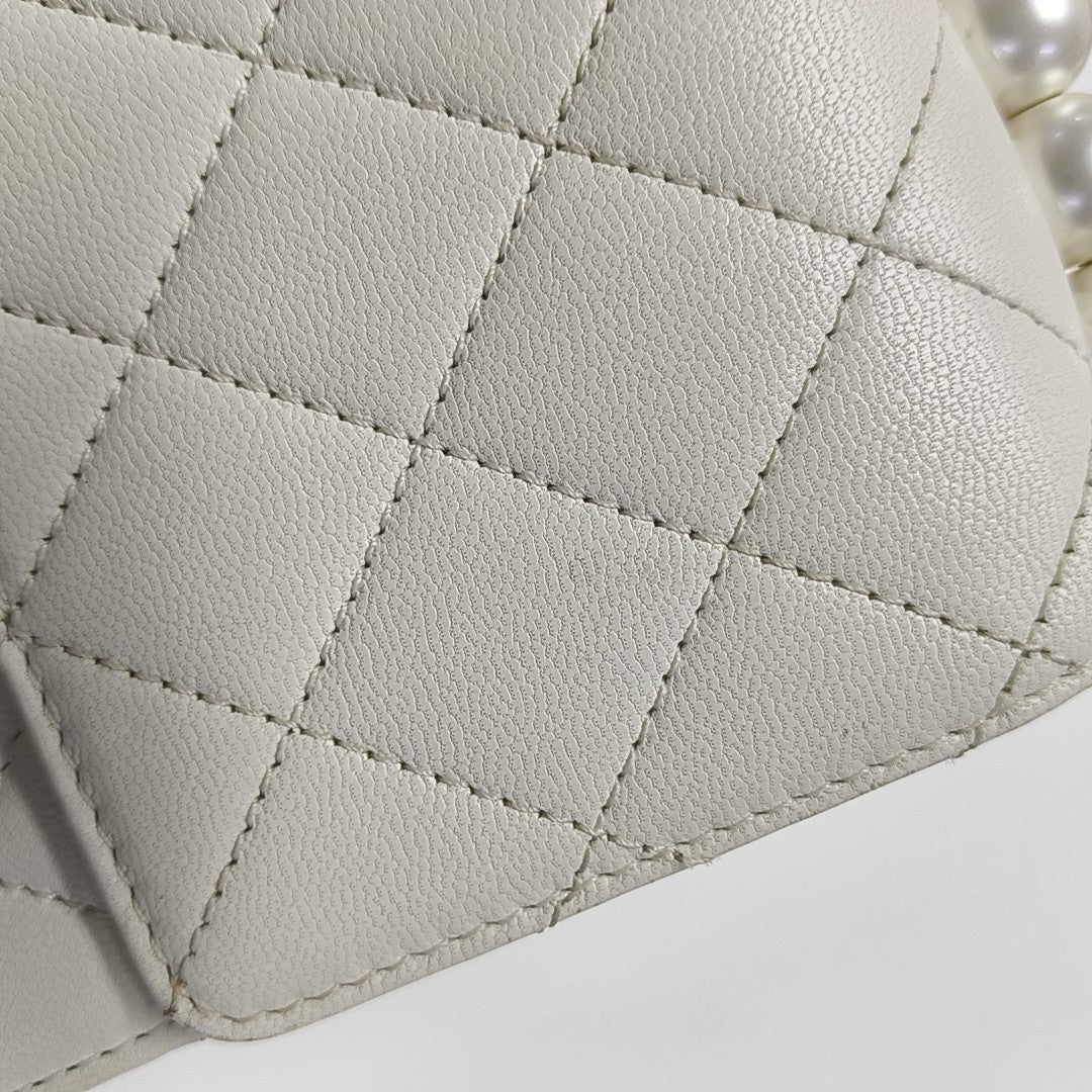 CLASSIC VERTICAL PEARL Quilted Lambskin White