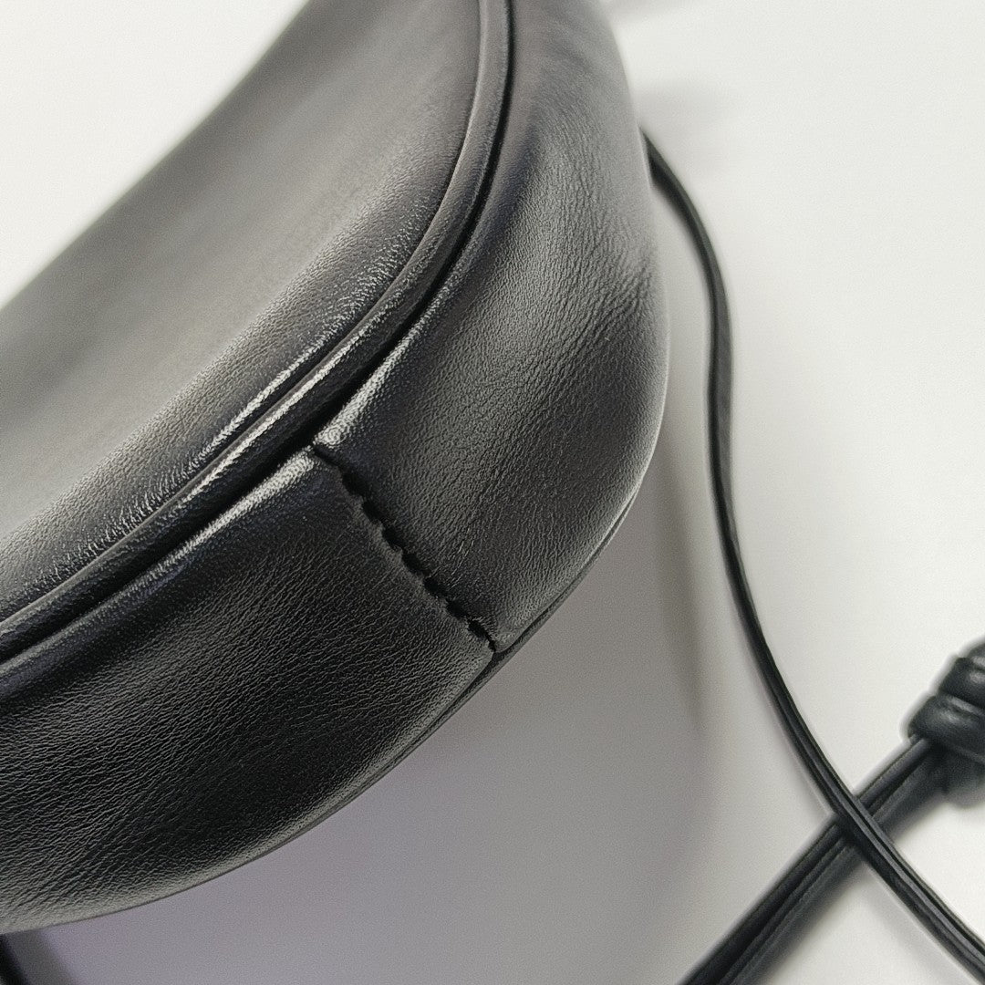 TRIANGLE Calfskin Black
