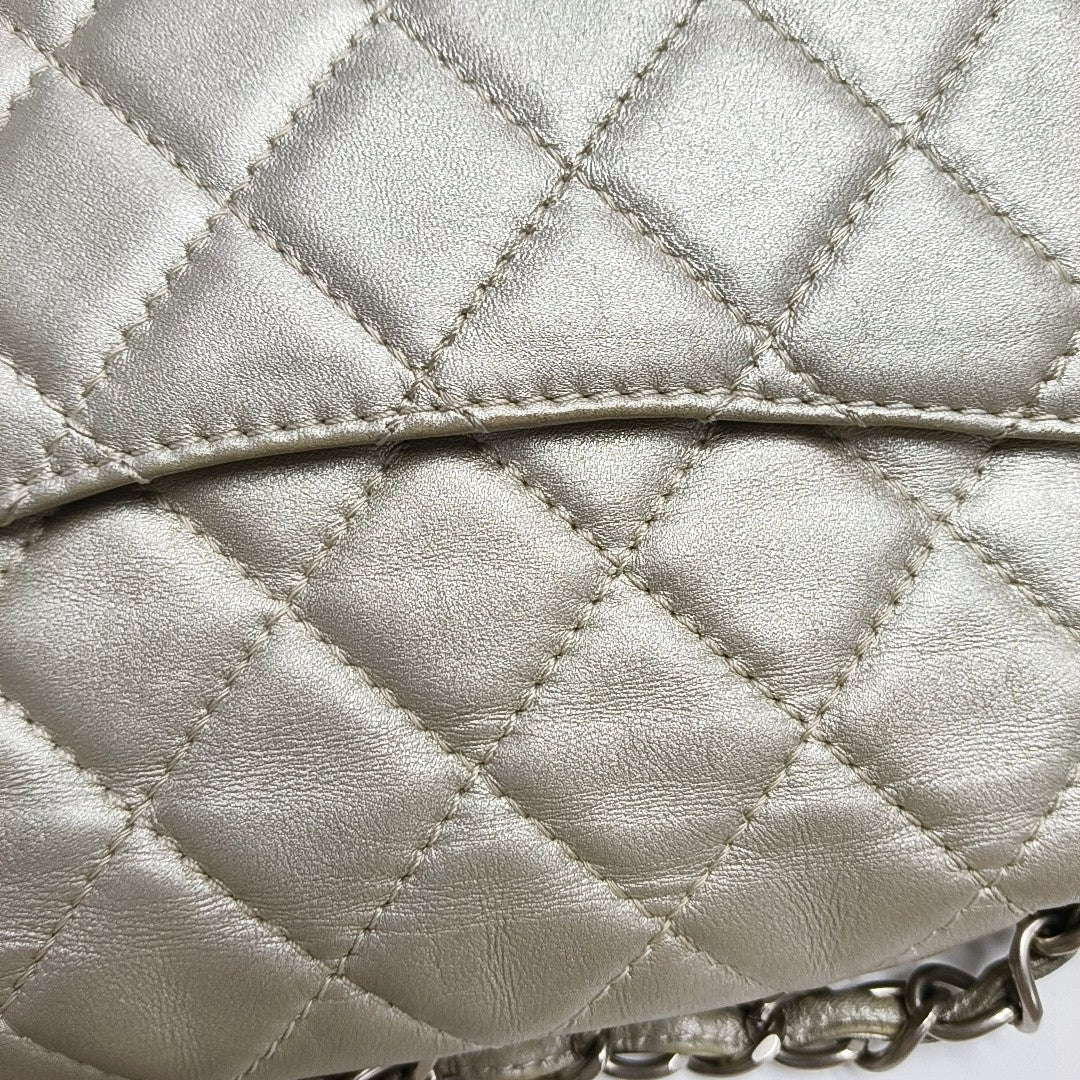 Authenticated pre-owned  CLASSIC FLAP Jumbo Quilted Lambskin Beige - Shoulder Bag at Looply
