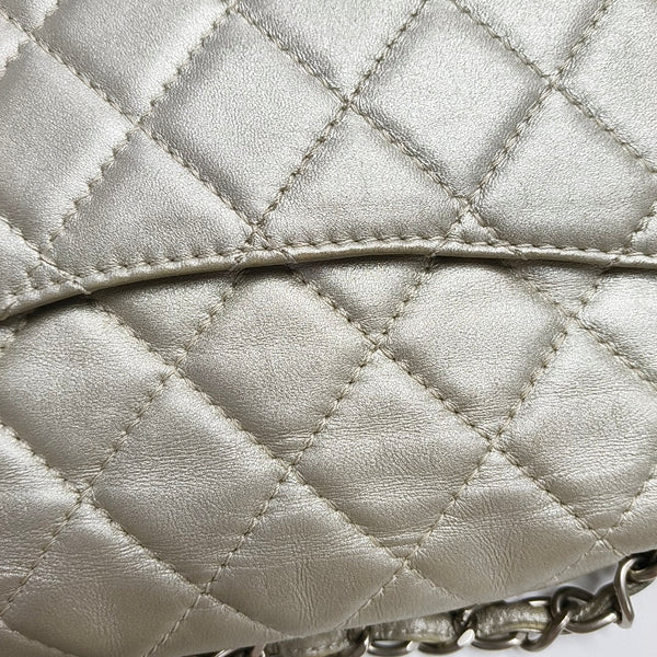 Authenticated pre-owned  CLASSIC FLAP Jumbo Quilted Lambskin Beige - Shoulder Bag at Looply