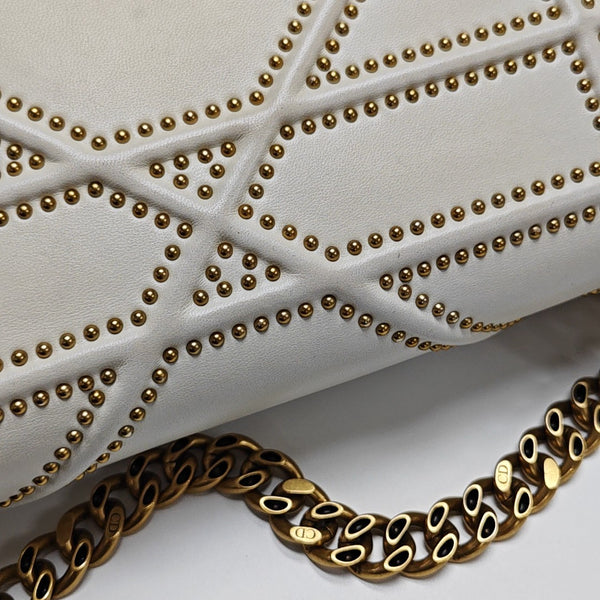 Diorama Medium Cannage Calfskin White